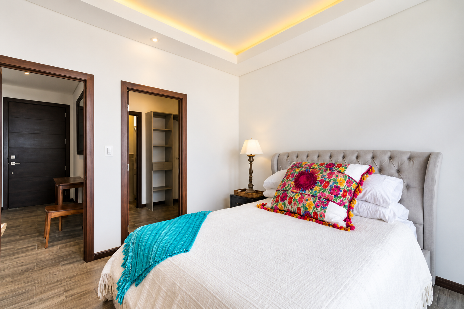 Queen bed in the Cayalá apartment main bedroom