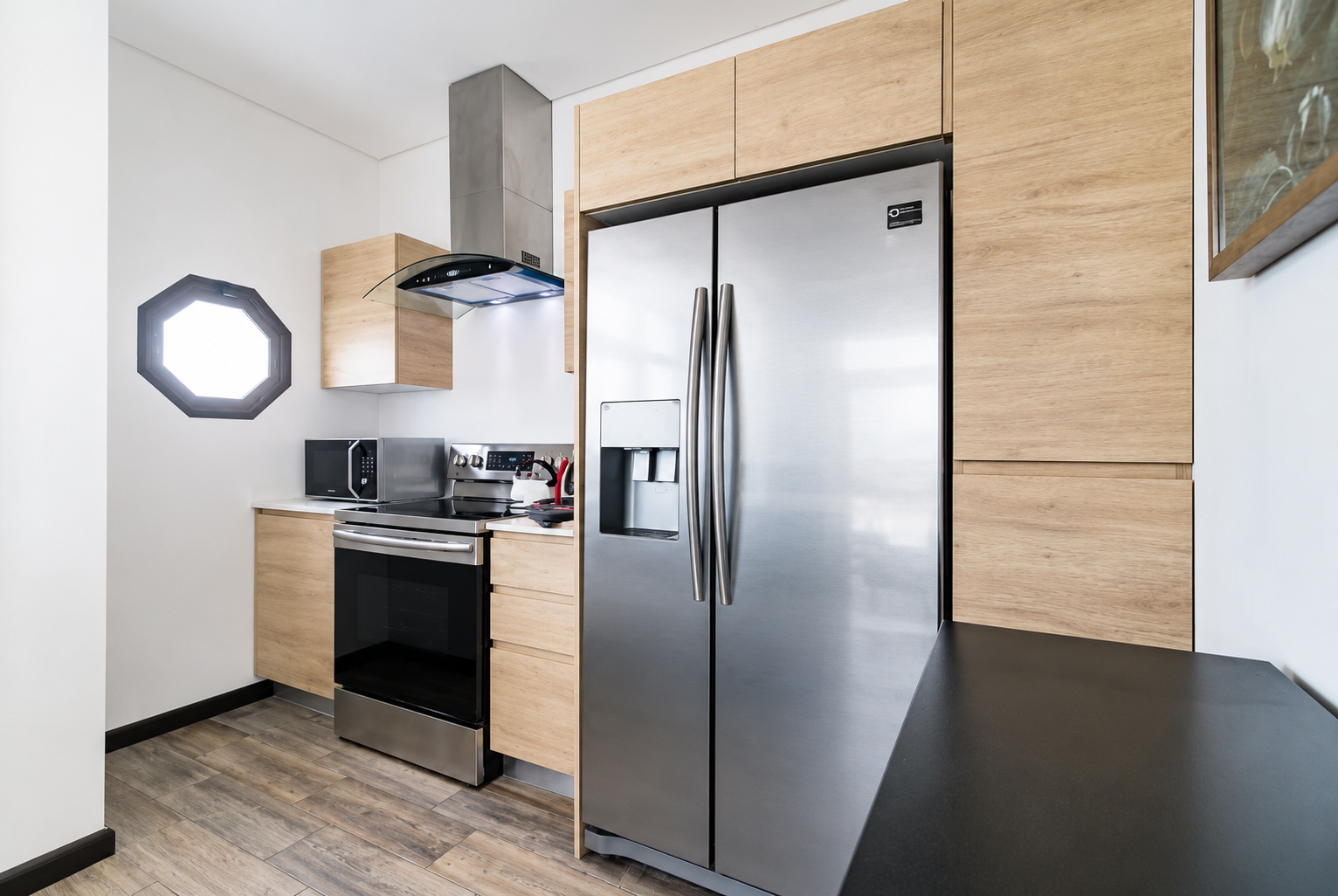 Equipped kitchen and breakfast counter in the Cayalá apartment