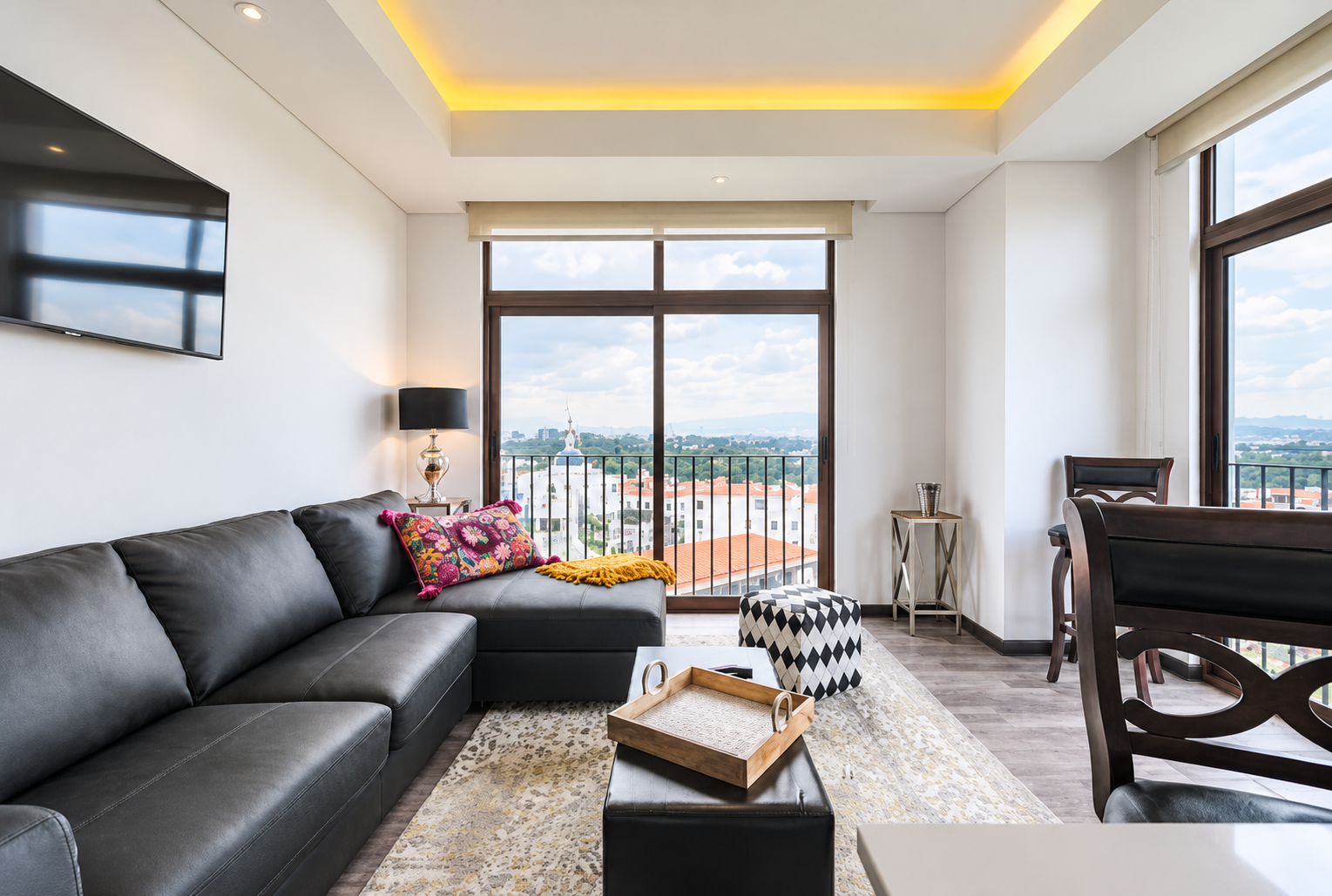 Open living room with sofa and television in the Cayalá apartment